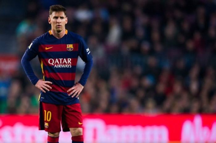 Maskot Barcelona, Lionel Messi, beraksi dalam pertandingan La Liga kontra Deportivo La Coruna di Stadion Camp Nou, Barcelona, Spanyol, 12 Desember 2015.