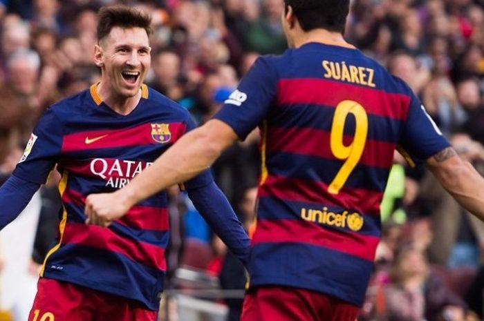 Pemain bintang Barcelona, Lionel Messi (kiri), melakukan selebrasi bersama rekannya, Luis Suarez, usai membobol gawang Deportivo La Coruna, pada laga lanjutan Divisi Primera La Liga di Stadion Camp Nou, Sabtu (12/12/2015).