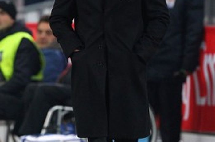 Sinisa Mihajlovic, mendampingi AC Milan dalam pertandingan kontra Sampdoria di Giuseppe Meazza pada 28 November 2015.