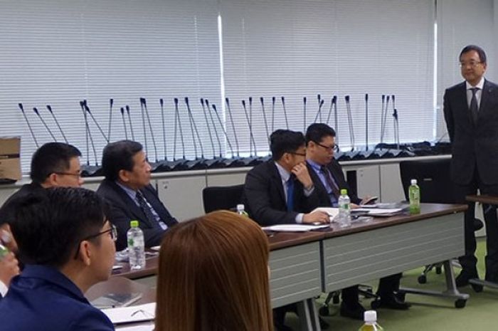Chairman JFA, Mitsuru Murai (berdiri), menerima perwakilan operator liga dari sejumlah negara ASEAN di JFA House, Kamis (3/12/2015). 