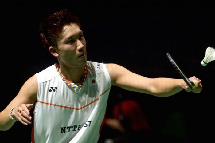 Pemain tunggal putra Jepang, Kento Momota, mengembalikan kok dari Jan O Jorgensen (Denmark) pada laga semifinal BWF Superseries Finals di Hamdan Sports Complex, Dubai, Sabtu (12/12/2015).