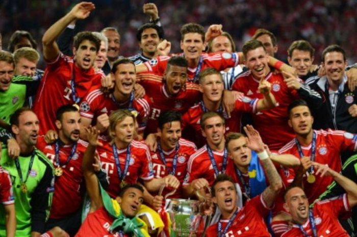 Skuat Bayern Muenchen merayakan juara Liga Champions setelah menaklukkan Borussia Dortmund dalam laga final di Stadion Wembley, London, Inggris, 25 Mei 2013.