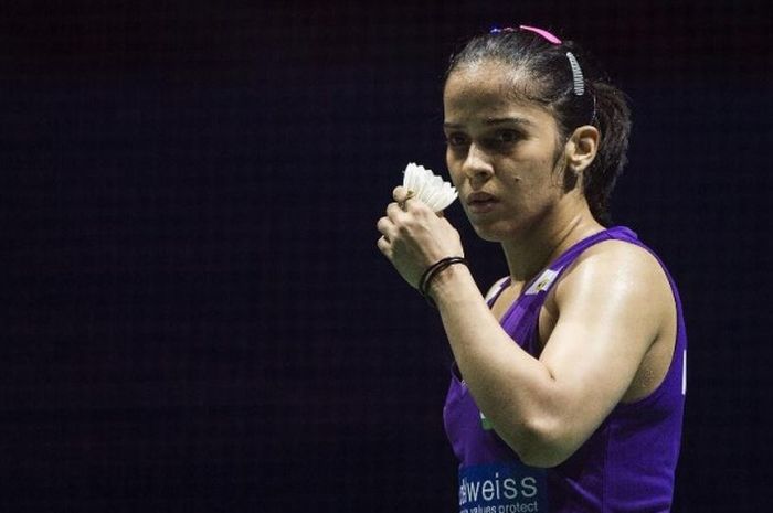 Pebulu tangkis India, Saina Nehwal, bersiap melakukan servis saat menghadapi Tai Tzu Ying (Taiwan) pada babak penyisihan grup BWF SUperseries Finals di Hamdan Sports Complex, Dubai, Jumat (11/12/2015).