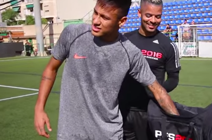 Neymar menerima tantangan para freestyler.