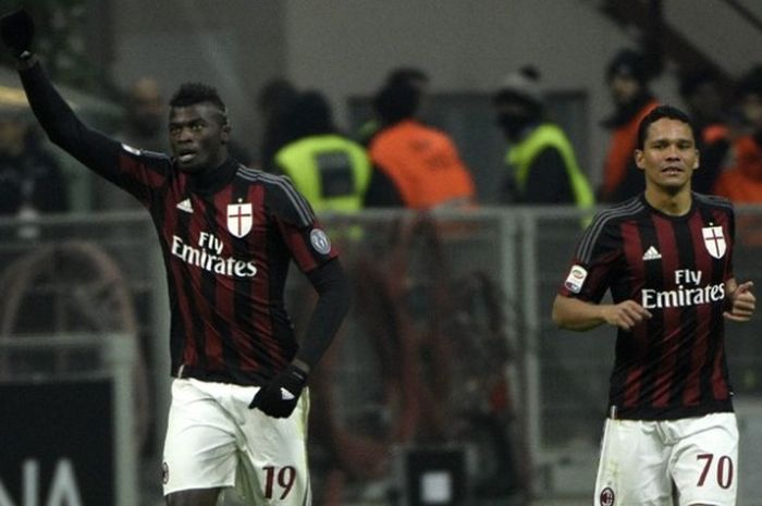 Penyerang AC Milan asal Prancis, Mbaye Niang (kiri), melakukan selebrasi setelah mencetak gol ke gawang Sampdoria pada laga Serie A di San Siro, 18 November 2015.