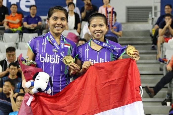 Pasangan ganda putri Indonesia, Nitya Krishinda Maheswari (kiri)/Greysia Polii, berpose dengan medali yang didapat setelah menjuarai Korea Terbuka di Seoul, Minggu (20/9/2015).