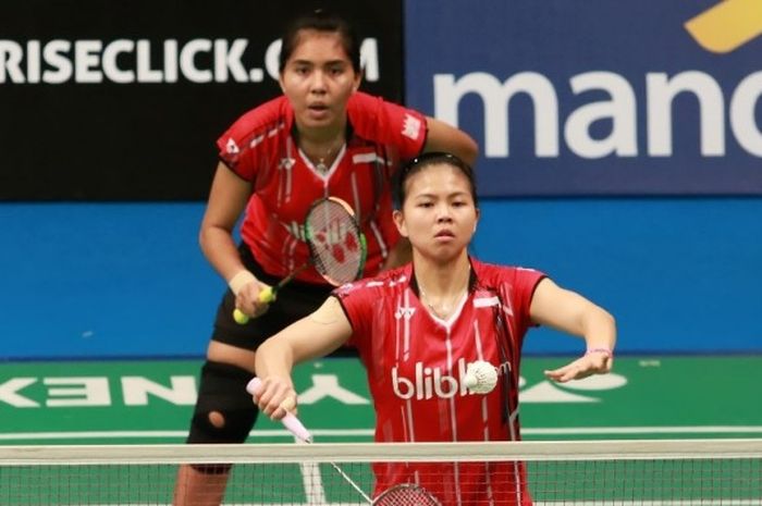 Pemain ganda putri Indonesia, Nitya Krishinda Maheswari (belakang)/Greysia Polii, melakukan servis saat menghadapi Geby Ristiyani Imawan/Tiara Rosalia Nuraidah, pada babak kedua Indonesian Masters di Graha Cakrawala, Kamis (3/12/2015).