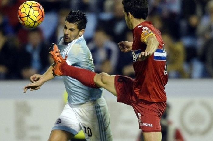 Pemain Celta Vigo, Nolito (kiri), tampil pada laga Divisi Primera La Liga kontra Espanyol di Stadion Balaidos, 12 Desember 2015.