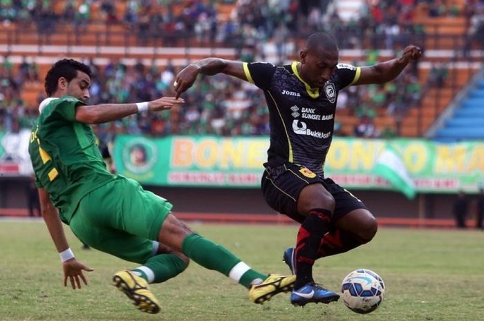 Otavio Dutra (hijau), andalan Surabaya United di lini belakang.