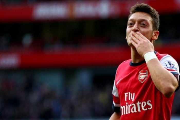 Gelandang Arsenal, Mesut Oezil, merayakan gol yang dicetak ke gawang Norwich City dalam pertandingan Premier League di Stadion Emirates, London, Inggris, 19 Oktober 2013.