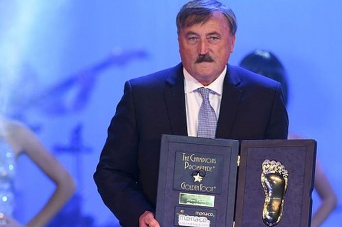 Antonin Panenka menerima trofi Golden Foot Award dalam upacara penganugerahan Golden Foot Award 2014 di Sporting Club, Monte Carlo, Monaco, 13 Oktober 2014.