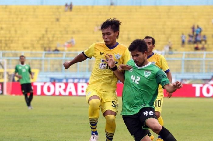 PBR sat mengalahkan Persegres GU di Stadion Kanjuruhan, Malang, Minggu (22/11/2015).