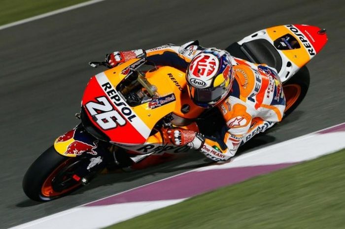 Pebalap Repsol Honda, Dani Pedrosa, memacu motornya pada uji coba pramusim MotoGP di Sirkuit Losail, Qatar, (4/3/2016).