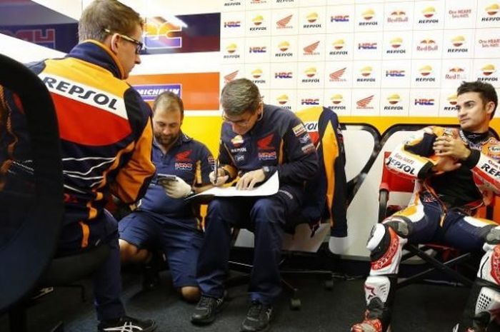 Pebalap Repsol Honda asal Spanyol, Dani Pedrosa (kanan), berbicara dengan kru di paddock Sirkuit Jerez, Spanyol, pada sesi uji coba, Rabu (25/11/2015).