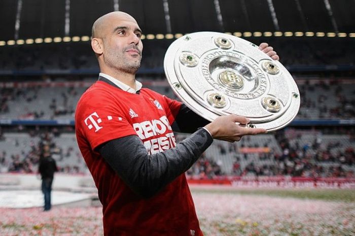 Josep Guardiola saat merayakan kesuksesan Bayern Muenchen menjuarai Bundesliga di Allianz Arena, 23 Mei 2015.