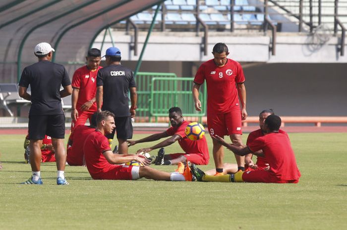 Pemain-pemain Perseru Serui saat melakukan latihan pemanasan di Gelora Bung Tomo, Sabtu (25/3/2018).