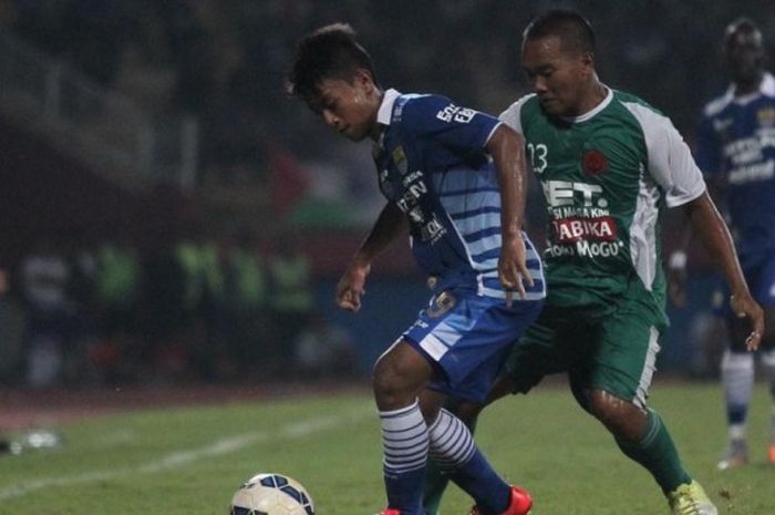 Febri Haryadi dan Wawan Febrianto berebut bola saat Persib Bandung melawan PS TNI pada partai terakhir Grup C Piala Jenderal Sudirman di Stadion Gelora Delta, Sidoarjo, Senin (30/11/2015).