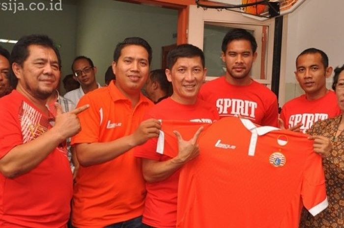 Tim Persija Jakarta memberikan santunan kepada anak-anak panti YPAC Malang, Sabtu (28/11/2015).