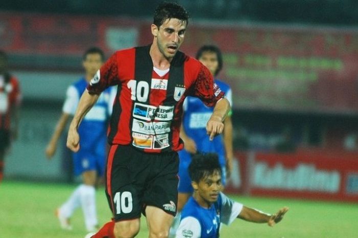 Robertino Pugliara, tampil pada laga Piala Jenderal Sudirman kontra PSM Makassar di Stadion Kapten I Wayan Dipta, 23 November 2015.