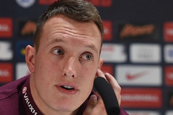 Bek tim nasional Inggris dan Manchester United, Phil Jones, menghadiri konferensi pers di Alicante, Spanyol, pada Rabu (11/11/2015). 