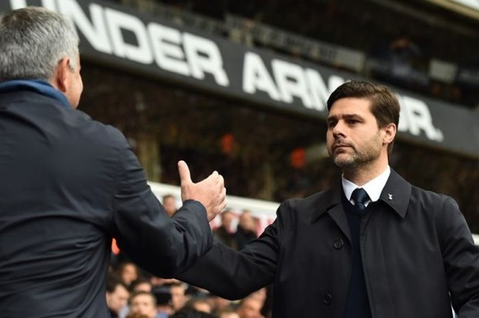 Manajer Tottenham Hotspur, Mauricio Pochettino, dan Manajer Chelsea, Jose Mourinho, bersalaman setelah pertandingan di Stadion White Hart Lane, Minggu (29/11/2015).