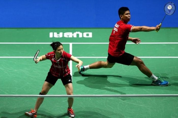 Pasangan ganda campuran Indonesia, Praveen Jordan/Debby Susanto, mengembalikan kok dari Joachim Fischer Nielsen/Christinna Pedersen (Denmark) pada babak penyisihan grup BWF Superseries Finals di Hamdan Sports Complex, Jumat (11/12/2015).