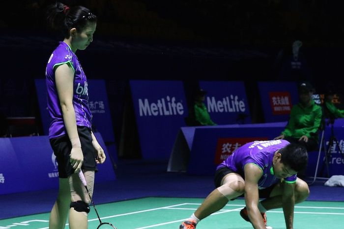 Pasangan ganda campuran Indonesia, Praveen Jordan (kiri)/Debby Susanto, bereaksi setekah kehilangan poin saat menghadapi pasangan China, Zhang Nan/Zhao Yunlei, pada babak perempat final China Terbuka di Fuzhou, Jumat (13/11/2015).