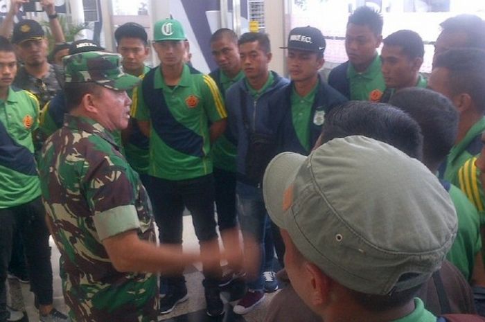 Panglima I/BB Mayjen TNI Lodewyk Pusung memberikan motivasi kepada pemain PS TNI yang akan berangkat ke Solo untuk mengikuti babak 8-besar Piala Jenderal Sudirman, di Bandara Kualanamu, Deliserdang, Kamis (10/12/2015).