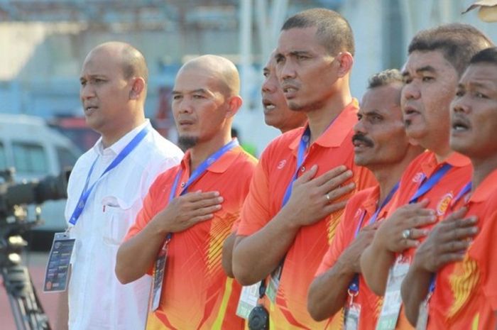 Manajer PS TNI, Andry Mahyar (putih), pelatih, dan ofisial, menyanyikan lagu 