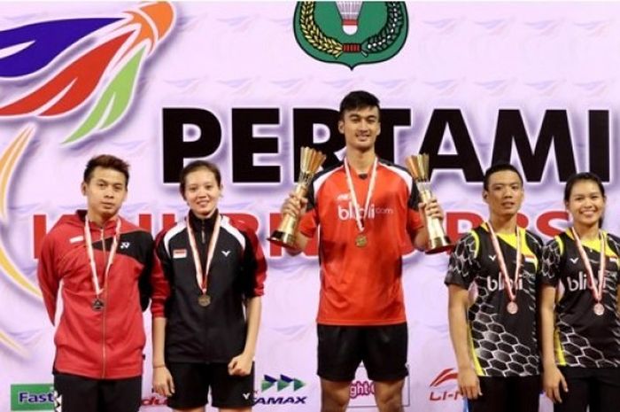 Rafiddias Akhdan Nugroho (ketiga dari kiri), Jawa Tengah saat naik podium juara Kejurnas 2015, di Te
