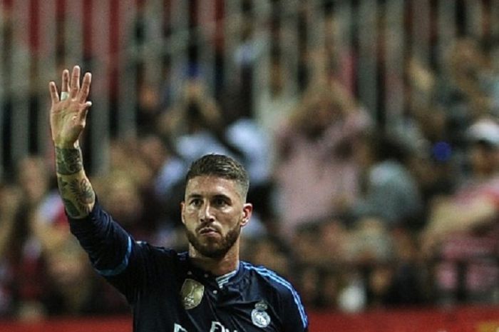 Bek Real Madrid, Sergio Ramos, meninggalkan lapangan setelah mengalami cedera pada laga Primera Division La Liga kontra Sevilla di Stadion Ramon Sanchez Pizjuan, Minggu (8/11/2015). Pada laga tersebut, Real Madrid kalah 2-3.