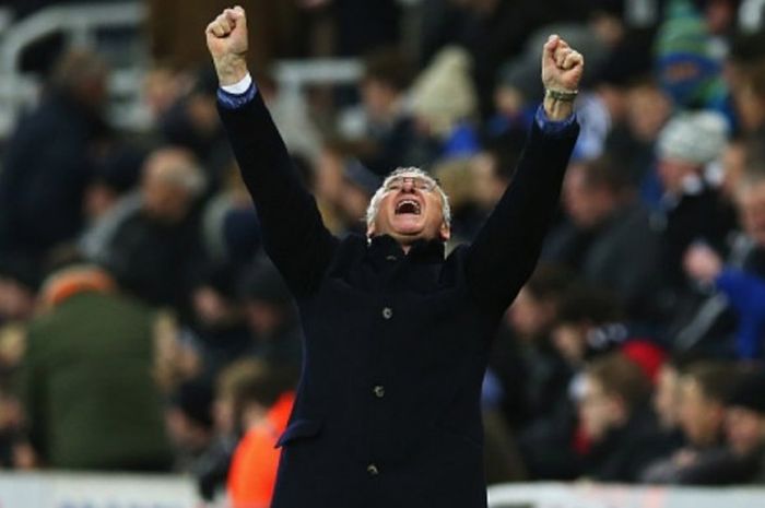 Claudio Ranieri merayakan gol yang dicetak Leicester City dalam pertandingan Premier League kontra Newcastle United di St James Park, Newcastle, Inggris, 21 November 2015.