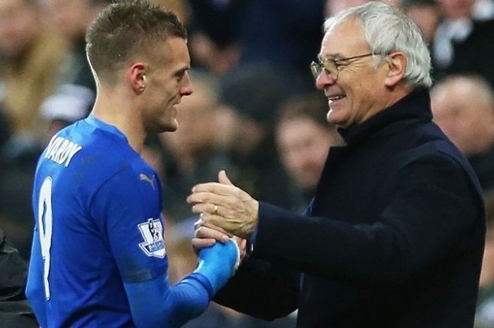 Manajer Leicester City, Claudio Ranieri (kanan), memberikan ucapan selamat kepada Jamie Vardy pada laga Premier League kontra Newcastle United di Stadion St James Park, 21 November 2015.