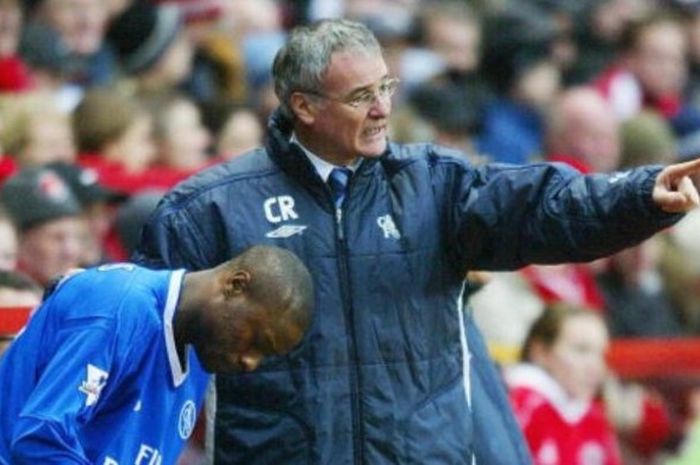 Saat menangani Chelsea, Claudio Ranieri memberikan instruksi kepada William Gallas.