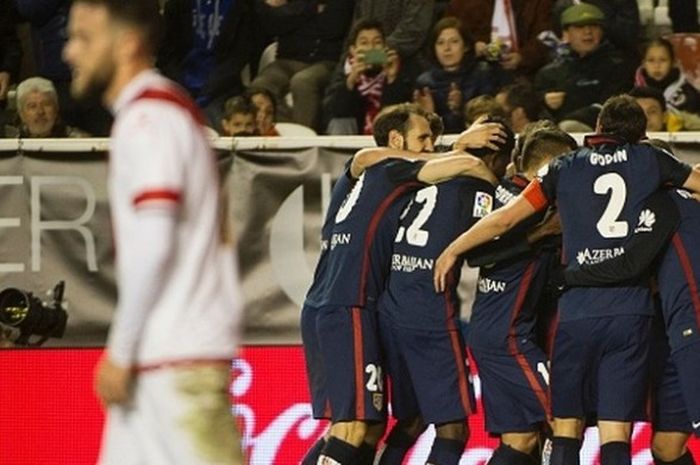 Para pemain Atletico merayakan kemenangan atas Rayo Vallecano di Vallecas, Rabu (30/12/2015).