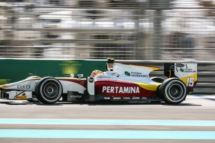 Pebalap Campos Racing asal Indonesia, RIo Haryanto, memacu mobilnya di Sirkuit Yas Marina, saat gelaran GP2 Abu Dhabi, 27-29 November.