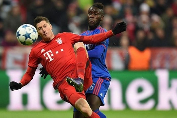 Striker Bayern, Robert Lewandowski, dijaga ketat pemain Olympiakos pada laga di Allianz Arena, Selasa (24/11/2015).