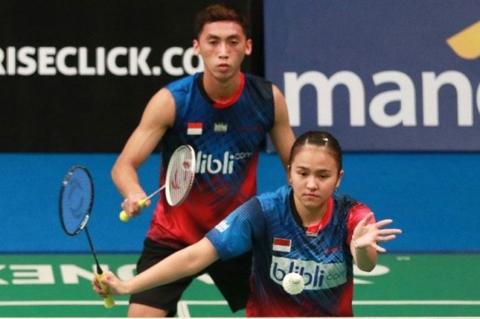 Pasangan ganda campuran Indonesia, Ronald Alexander/Melati Daeva Oktaviani, melakukan servis saat menghadapi Akbar Panji/Apriani Rahayu, pada babak pertama Indonesian Masters 2015 di Malang, Selasa (1/12/2015).