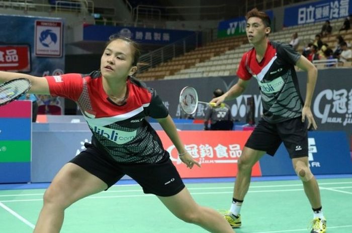 Pasangan ganda campuran Indonesia, Ronald Melati (belakang)/Melati Daeva Oktaviani, mengembalikan kok dari pasangan Hong Kong, Or Chin Chung/Chan Kaka Tsz Ka, pada babak perempat final Taiwan Terbuka di Taipei, Jumat (16/10/2015).