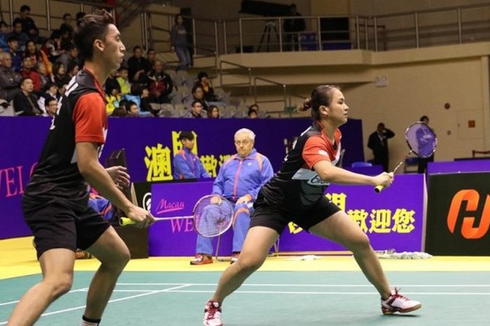 Pasangan ganda campuran Indonesia, Ronald Alexander/Melati Daeva Oktaviani, mengembalikan kok dari pasangan Taiwan, Lee Jhe-Huei/Wang Pei Rong, pada babak perempat final Macau Terbuka di Macau, Jumat (27/11/2015).