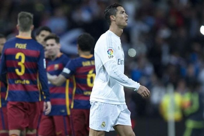 Bintang Real Madrid, Cristiano Ronaldo, saat timnya kalah dari Barcelona pada 21 November 2015.