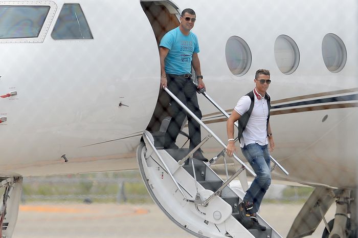 Bintang Real Madrid, Cristiano Ronaldo (putih), keluar dari jet pribadinya ketika mengunjungi Nagoya, 23 Juni 2014.
