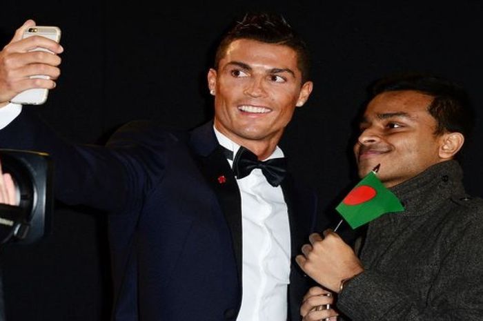 Bintang Real Madrid, Cristiano Ronaldo, mengambil foto selfie dengan penggemar saat pemutaran perdana film dokumenter 