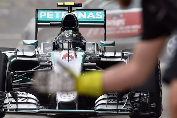 Pebalap Mercedes asal Jerman, Nico Rosberg, kembali ke pit Sirkuit Interlagos saat menjalani sesi latihan GP Brasil, Jumat (13/11/2015).