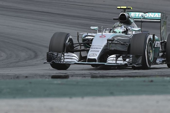 Pebalap Mercedes asal Jerman, Nico Rosberg, memacu mobilnya pada balapan GP Brasil di Sirkuit Interlagos, Minggu (15/11/2015).