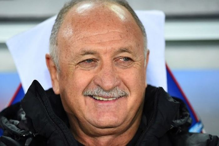 Luiz Felipe Scolari saat mendampingi Guangzhou Evergrande dalam laga melawan Barcelona, Kamis (17/12/2015)