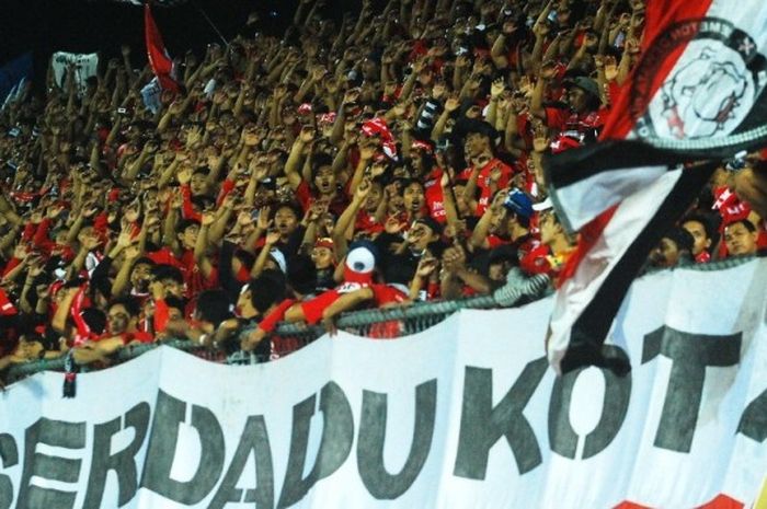 Para suporter yang tergabung sebagai Semeton memberikan dukungan kepada klub kesayangan mereka, Bali United.