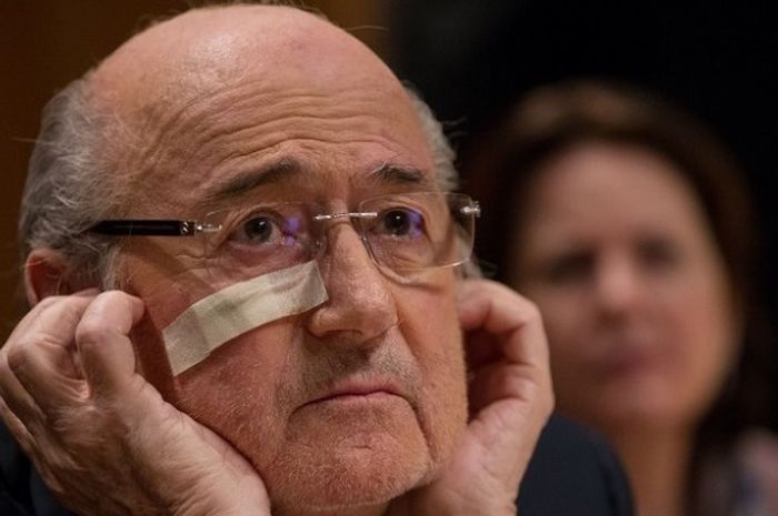 Presiden FIFA, Sepp Blatter, menerima hukuman larangan beraktivitas di sepak bola selama delapan tahun.
