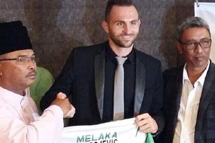 Ilija Spasojevic (tengah) resmi diperkenalkan sebagai bomber anyar Melaka United.