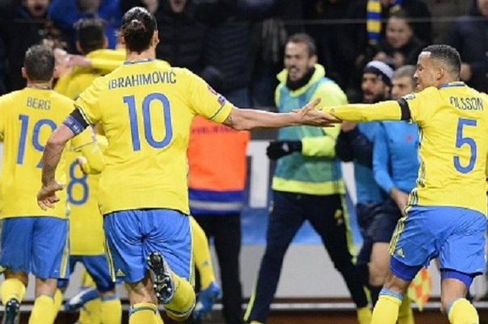 Para pemain Swedia merayakan gol ke gawang Denmark pada laga play-off Piala Eropa 2016 di Stadion Friends Arena, Sabtu (14/11/2015).